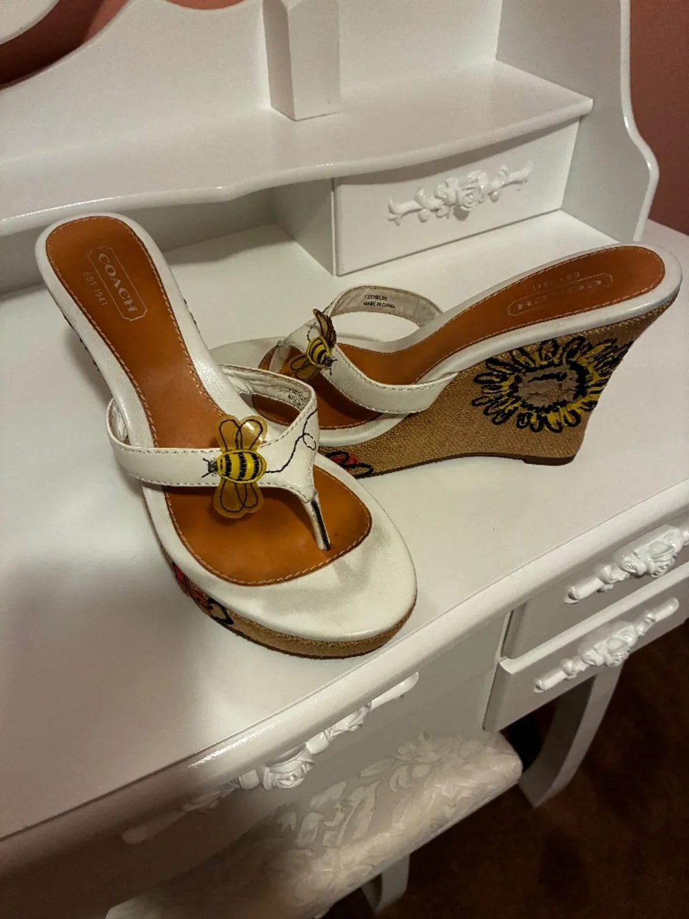COACH VINTAGE WHITE WEDGE W/BEE APPLIQUE - Picture 1 of 7